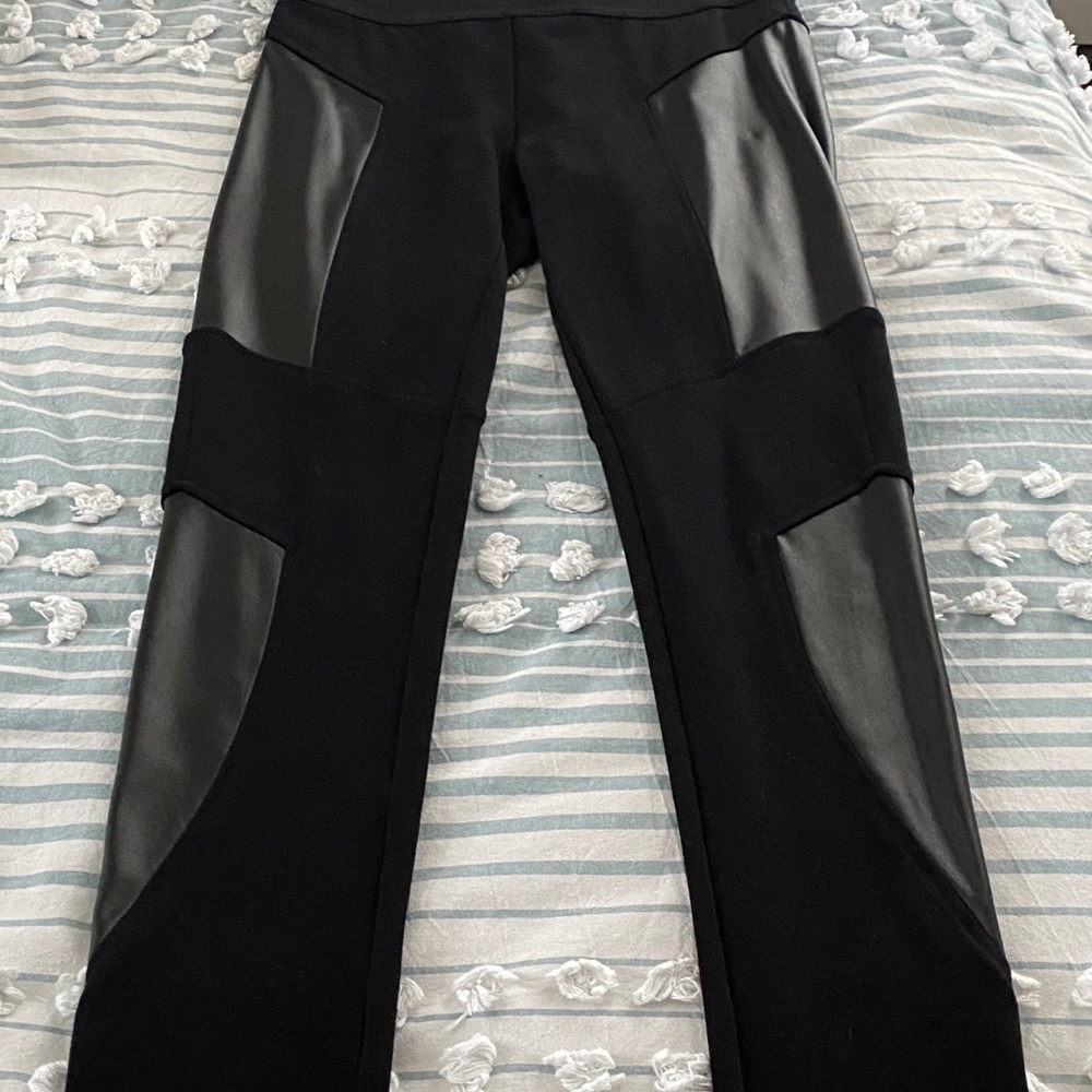 BCBG Soft stretch knit leggings
